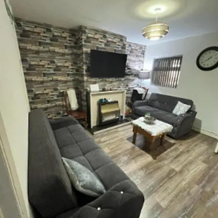 Impeccable 2-bed House Near City Centre *
