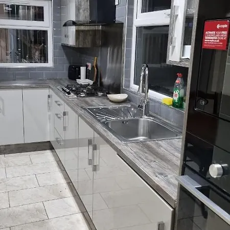 Dom wakacyjny Impeccable 2-bed House Near City Centre